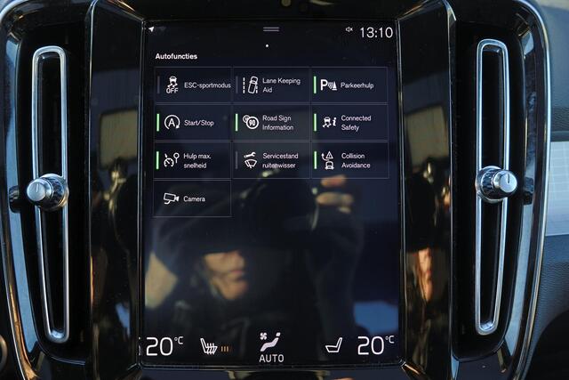 Volvo XC40 T3 Momentum - Panorama/schuifdak - Harman/Kardon audio - Parkeercamera achter - Verwarmde voorstoelen - Parkeersensoren voor & achter - Draadloze tel. lader - Volvo On Call - Cruise control - Extra getint glas - Elektr. inklapbare trekhaak - 18' LMV