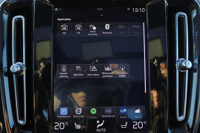 Volvo XC40 T3 Momentum - Panorama/schuifdak - Harman/Kardon audio - Parkeercamera achter - Verwarmde voorstoelen - Parkeersensoren voor & achter - Draadloze tel. lader - Volvo On Call - Cruise control - Extra getint glas - Elektr. inklapbare trekhaak - 18' LMV