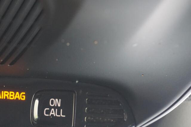 Volvo XC40 2.0 T4 R-Design | Trekhaak | Panorama dak | Adaptieve cruise control | Parkeercamera | Stoelverwarming |