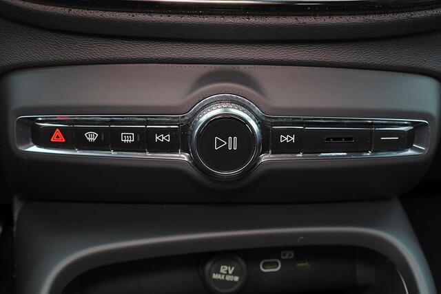 Volvo XC40 Recharge Twin Plus 82 kWh - IntelliSafe Assist & Surround - Parkeercamera achter - Verwarmde voorstoelen & stuur - Parkeersensoren voor & achter - Draadloze tel. lader - Warmtepomp - Extra getint glas - Elektr. inklapbare trekhaak - 19' LMV