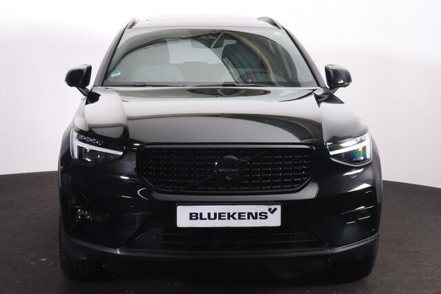 Volvo XC40 B3 Plus Black Edition - Panorama/schuifdak - IntelliSafe Assist & Surround - 360º Camera - Harman/Kardon audio - Verwarmde voorstoelen & stuur - Parkeersensoren voor & achter - Elektr. bedienb. voorstoelen met geheugen links - Draadloze tel. lader - Extra