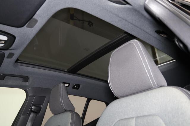 Volvo XC40 B3 Plus Black Edition - Panorama/schuifdak - IntelliSafe Assist & Surround - 360º Camera - Harman/Kardon audio - Verwarmde voorstoelen & stuur - Parkeersensoren voor & achter - Elektr. bedienb. voorstoelen met geheugen links - Draadloze tel. lader - Extra