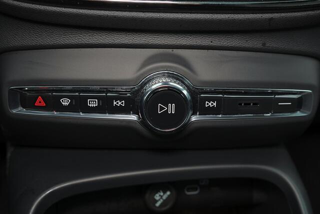 Volvo XC40 B3 Plus Black Edition - Panorama/schuifdak - IntelliSafe Assist & Surround - 360º Camera - Harman/Kardon audio - Verwarmde voorstoelen & stuur - Parkeersensoren voor & achter - Elektr. bedienb. voorstoelen met geheugen links - Draadloze tel. lader - Extra