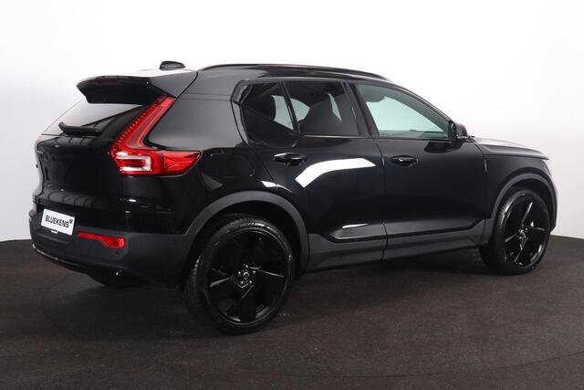 Volvo XC40 B3 Plus Black Edition - Panorama/schuifdak - IntelliSafe Assist & Surround - 360º Camera - Harman/Kardon audio - Verwarmde voorstoelen & stuur - Parkeersensoren voor & achter - Elektr. bedienb. voorstoelen met geheugen links - Draadloze tel. lader - Extra