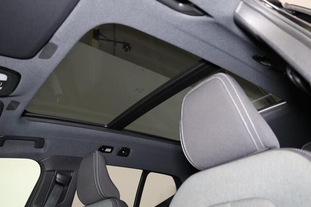 Volvo XC40 B3 Plus Black Edition - Panorama/schuifdak - IntelliSafe Assist & Surround - 360º Camera - Harman/Kardon audio - Verwarmde voorstoelen & stuur - Parkeersensoren voor & achter - Elektr. bedienb. voorstoelen met geheugen links - Draadloze tel. lader - Extra