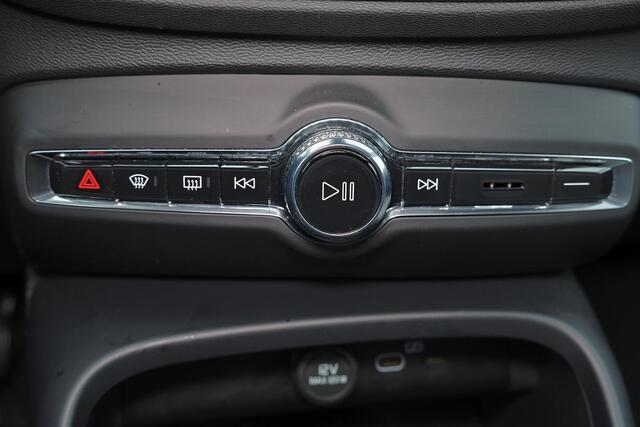 Volvo XC40 B3 Plus Black Edition - Panorama/schuifdak - IntelliSafe Assist & Surround - 360º Camera - Harman/Kardon audio - Verwarmde voorstoelen & stuur - Parkeersensoren voor & achter - Elektr. bedienb. voorstoelen met geheugen links - Draadloze tel. lader - Extra