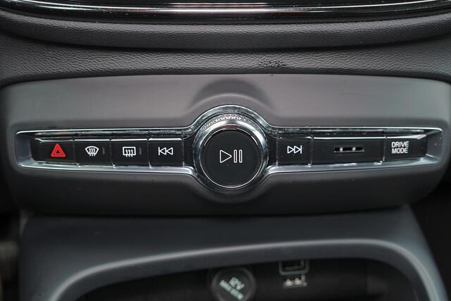 Volvo XC40 T2 Momentum Business - IntelliSafe Assist - Parkeercamera achter - Parkeersensoren voor & achter - Apple Carplay & Android Auto - High Performance audio - Extra getint glas - 18' LMV