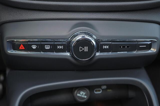 Volvo XC40 B3 Plus Black Edition - Panorama/schuifdak - IntelliSafe Assist & Surround - 360º Camera - Harman/Kardon audio - Verwarmde voorstoelen & stuur - Parkeersensoren voor & achter - Elektr. bedienb. voorstoelen met geheugen links - Draadloze tel. lader - Extra