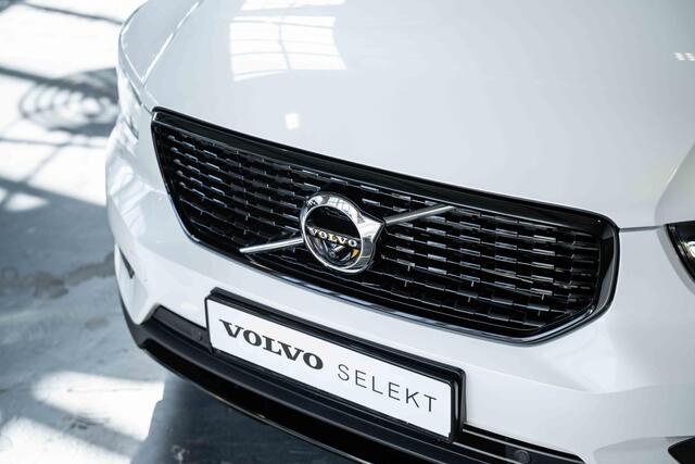 Volvo XC40 T5 Recharge R-Design | Panoramadak | Premium audio by Harman Kardon | Verwarmbare voorstoelen en achterbank | Verwarmbaar stuurwiel | Elektrische bedienbare voorstoel | 360° Parkeercamera | Parkeersensoren voor + achter