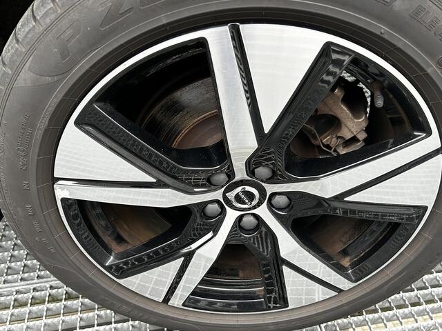 Volvo XC40 Recharge P8 AWD R-Design Panoramadak, Trekhaak semi elektrisch wegklapbaar, Stoelverwarming, Stuurverwarming, Driver assist, BLIS, Adaptive cruise, Harman Kardon Premium audio, Parkeer camera 360Gr.