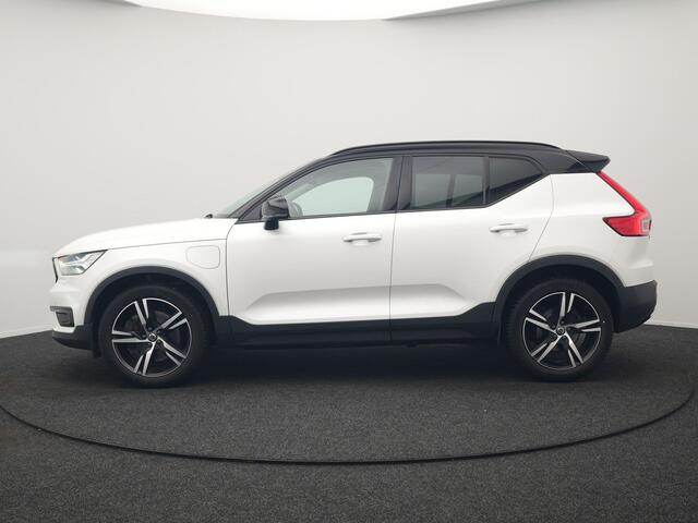 Volvo XC40 T5 Recharge R-Design Plug In Hybrid 263pk Dealer O.H. PHEV | Adaptive Cruise | Camera | Lederen Sportstoelen Memory & Verwarmd | Apple Carplay | Stuur Verwarmd | 19"L.M | Virtual | Blis | Navigatie | DAB |