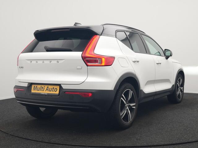 Volvo XC40 T5 Recharge R-Design Plug In Hybrid 263pk Dealer O.H. PHEV | Adaptive Cruise | Camera | Lederen Sportstoelen Memory & Verwarmd | Apple Carplay | Stuur Verwarmd | 19"L.M | Virtual | Blis | Navigatie | DAB |