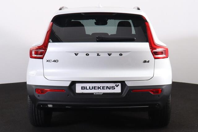 Volvo XC40 B4 Plus Black Edition - Panorama/schuifdak - IntelliSafe Assist & Surround - 360º Camera - Harmon Kardon Audio - Verwarmde voorstoelen, stuur & achterbank - Parkeersensoren voor & achter - Elektr. bedienb. voorstoelen met geheugen links - Draadloze tel. l