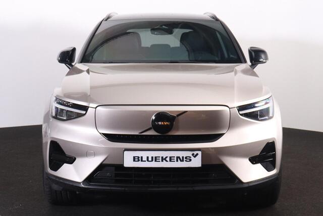 Volvo XC40 Extended Range Plus 82 kWh - IntelliSafe Assist & Surround - Parkeercamera achter - Verwarmde voorstoelen & stuur - Parkeersensoren voor & achter - Draadloze tel. lader - Warmtepomp - Extra getint glas - Elektr. inklapbare trekhaak - 21' LMV