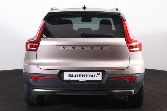 Volvo XC40 Extended Range Plus 82 kWh - IntelliSafe Assist & Surround - Parkeercamera achter - Verwarmde voorstoelen & stuur - Parkeersensoren voor & achter - Draadloze tel. lader - Warmtepomp - Extra getint glas - Elektr. inklapbare trekhaak - 21' LMV