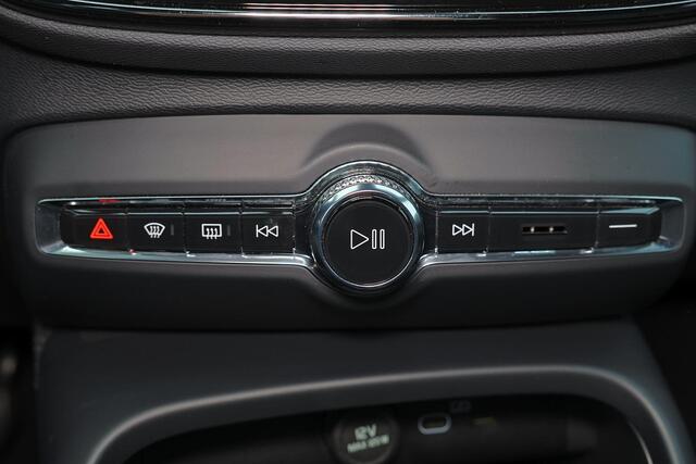 Volvo XC40 Extended Range Plus 82 kWh - IntelliSafe Assist & Surround - Parkeercamera achter - Verwarmde voorstoelen & stuur - Parkeersensoren voor & achter - Draadloze tel. lader - Warmtepomp - Extra getint glas - Elektr. inklapbare trekhaak - 21' LMV