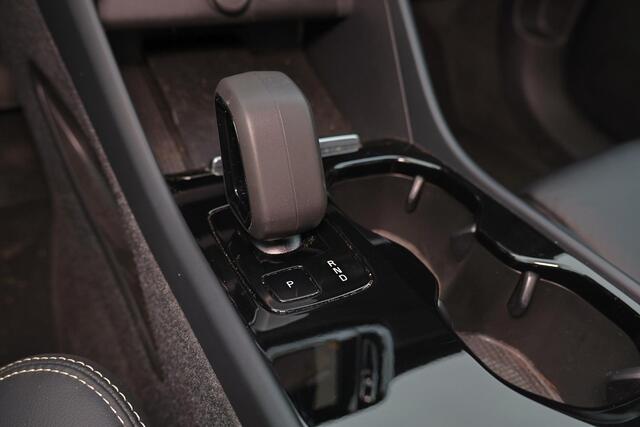 Volvo XC40 Extended Range Plus 82 kWh - IntelliSafe Assist & Surround - Parkeercamera achter - Verwarmde voorstoelen & stuur - Parkeersensoren voor & achter - Draadloze tel. lader - Warmtepomp - Extra getint glas - Elektr. inklapbare trekhaak - 21' LMV