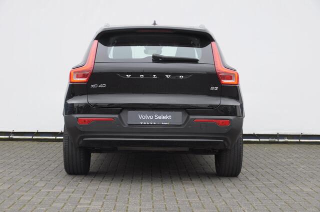 Volvo XC40 B3 177PK Automaat Plus Dark / Elektrische stoelen met geheugen / Keyless entry / Elektrische achterklep / Harman Kardon audio / Parkeersensoren met camera / stoel - en stuurwielverwarming /