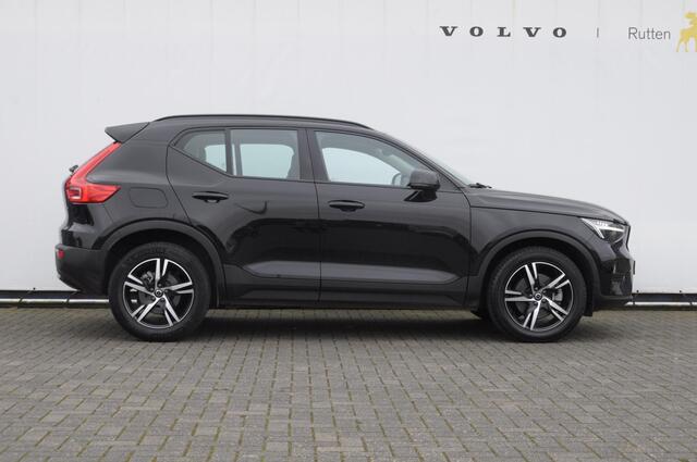 Volvo XC40 B3 177PK Automaat Plus Dark / Elektrische stoelen met geheugen / Keyless entry / Elektrische achterklep / Harman Kardon audio / Parkeersensoren met camera / stoel - en stuurwielverwarming /