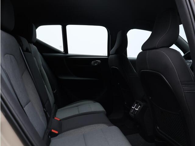 Volvo XC40 2.0 B4 Plus Dark Mild hybrid, Automaat, Trekhaak, Harman Kardon, Elektr. bed. stoelen, Stoel+stuur+voorruitverwarming