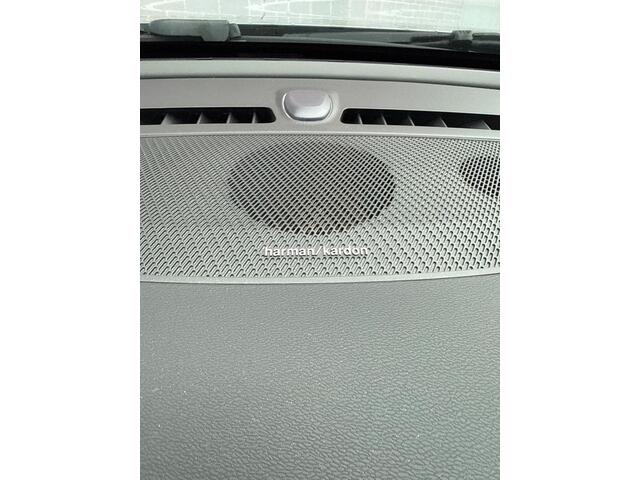 Volvo XC40 Recharge Twin Ultimate 78 kWh | Warmtepomp | Panoramadak | Lichtmetalen Velgen 20 inch | Trekhaak | Harman Kardon Audio | BLIS | 360 Graden Camera | Elektrisch Verstelbare Voorstoelen | Keyless Entry