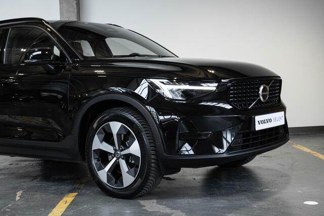 Volvo XC40 B4 Plus Dark | Trekhaak Semi-elektrisch | Adaptieve Cruise Control | Pilot Assist | Verwarmbare voorstoelen | Verwarmbaar stuurwiel | Blind Spot Information System | Verwarmbare voorruit | Parkeercamera | Parkeersensoren voor + achter |