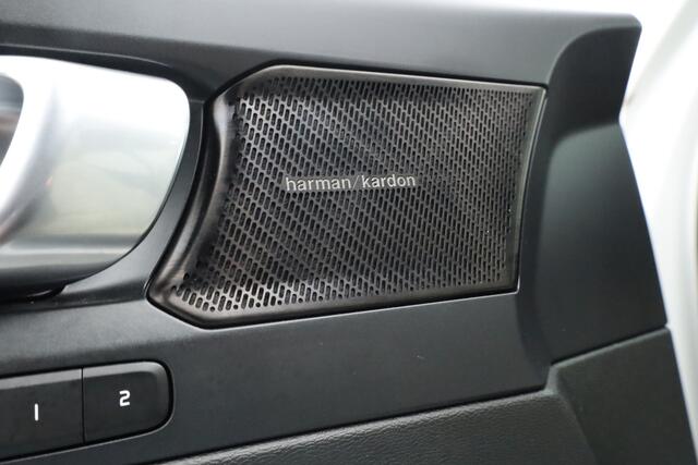 Volvo XC40 1.5 T4 Plug-in hybrid Ultimate Dark | Pano | Dig. Cockpit | Nav+CarPlay | Stuur+Stoelverw. | Harman/Kardon | Leder | Camera*+PDC | Elek. Klep | Led | 20'' v