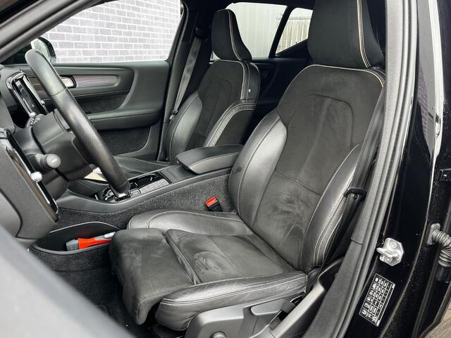 Volvo XC40 Recharge P8 AWD R-Design | Adaptieve Cruise Control | Stoel/stuurverwarming | 20" Velgen | 360° Camera | Harman/Kardon | Keyless Entry | Black Pack | All Season banden | Trekhaak |