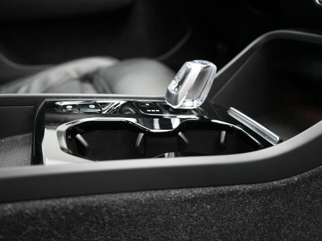 Volvo XC40 T5 Recharge Inscription Plug In Hybrid 262pk Dealer O.H PHEV | Trekhaak af Fabriek | Panodak | Adaptive Cruise | Lederen Sportstoelen Verwarmd | 19"L.M | Camera | Keyless | Apple Carplay |