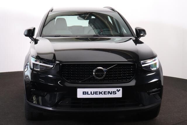 Volvo XC40 B4 Plus Dark - IntelliSafe Assist & Surround - Harman/Kardon audio - Parkeercamera achter - Verwarmde voorstoelen & stuur - Parkeersensoren voor & achter - Elektr. bedienb. voorstoelen met geheugen links - Draadloze tel. lader - Elektr. inklapbare trekhaa