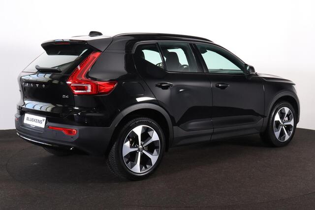 Volvo XC40 B4 Plus Dark - IntelliSafe Assist & Surround - Harman/Kardon audio - Parkeercamera achter - Verwarmde voorstoelen & stuur - Parkeersensoren voor & achter - Elektr. bedienb. voorstoelen met geheugen links - Draadloze tel. lader - Elektr. inklapbare trekhaa