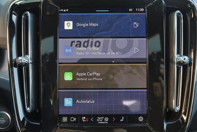 Volvo XC40 B4 Plus Dark - IntelliSafe Assist & Surround - Harman/Kardon audio - Parkeercamera achter - Verwarmde voorstoelen & stuur - Parkeersensoren voor & achter - Elektr. bedienb. voorstoelen met geheugen links - Draadloze tel. lader - Elektr. inklapbare trekhaa