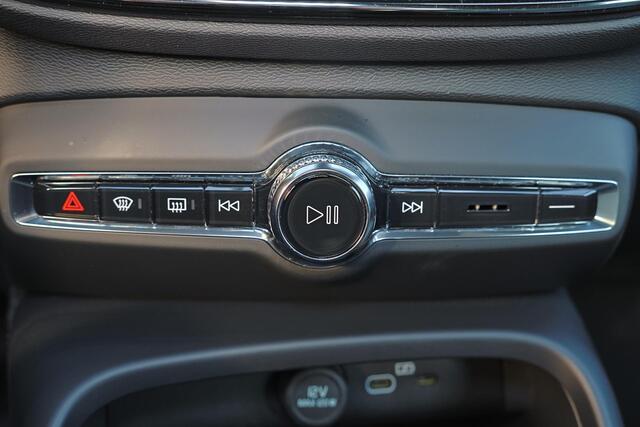 Volvo XC40 B4 Plus Dark - IntelliSafe Assist & Surround - Harman/Kardon audio - Parkeercamera achter - Verwarmde voorstoelen & stuur - Parkeersensoren voor & achter - Elektr. bedienb. voorstoelen met geheugen links - Draadloze tel. lader - Elektr. inklapbare trekhaa