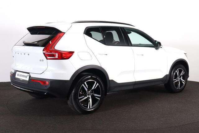 Volvo XC40 B3 Plus Dark - Panorama/schuifdak - IntelliSafe Assist & Surround - 360º Camera - Harman/Kardon audio - Verwarmde voorstoelen & stuur - Parkeersensoren voor & achter - Elektr. bedienb. voorstoelen met geheugen links - Draadloze tel. lader - Extra getint g