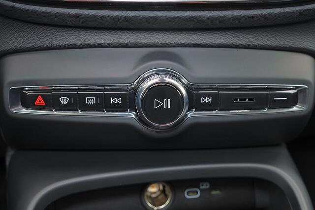 Volvo XC40 B3 Plus Dark - Panorama/schuifdak - IntelliSafe Assist & Surround - 360º Camera - Harman/Kardon audio - Verwarmde voorstoelen & stuur - Parkeersensoren voor & achter - Elektr. bedienb. voorstoelen met geheugen links - Draadloze tel. lader - Extra getint g