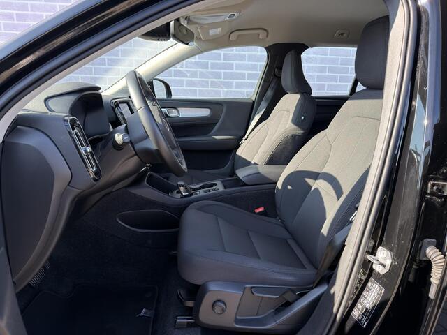 Volvo XC40 1.5 T4 Recharge R-Design Expression | Trekhaak | 360º Camera | Verwarmde Voorstoelen en Achterbank | Stuurverwarming | Navigatie | Keyless Entry | BLIS |