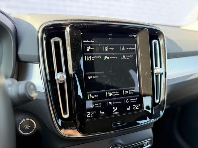 Volvo XC40 1.5 T4 Recharge R-Design Expression | Trekhaak | 360º Camera | Verwarmde Voorstoelen en Achterbank | Stuurverwarming | Navigatie | Keyless Entry | BLIS |