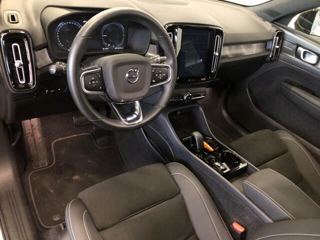 Volvo XC40 1.5 T5 Plug-in hybrid Ultimate Bright | Panoramadak | Adaptieve Cruise Control | Stoel en Stuurverwarming | Donker Glas | Harman Kardon |