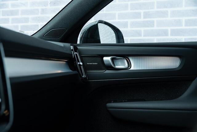 Volvo XC40 2.0 B4 Plus Dark | Trekhaak | Achteruitrijcamera | Harman Kardon Audio | Adaptive Cruise Control | Stoel-/Stuurverwarming | Elektrisch Verstelbare Bestuurdersstoel |