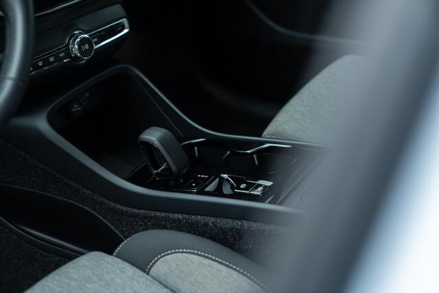 Volvo XC40 2.0 B4 Plus Dark | Trekhaak | Achteruitrijcamera | Harman Kardon Audio | Adaptive Cruise Control | Stoel-/Stuurverwarming | Elektrisch Verstelbare Bestuurdersstoel |