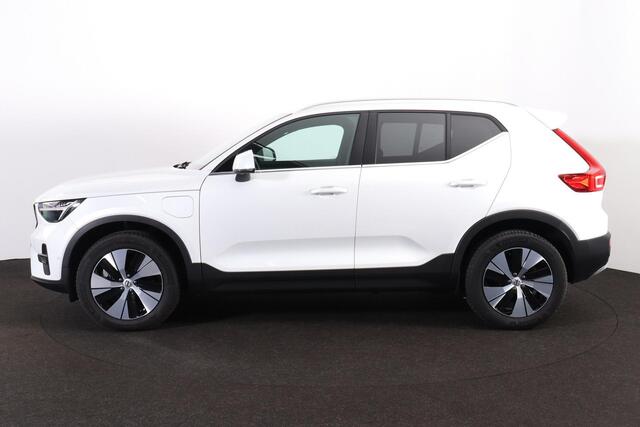 Volvo XC40 T4 Recharge Plus Bright - IntelliSafe Assist & Surround - 360º Camera - Harman/Kardon audio - Verwarmde voorstoelen & stuur - Parkeersensoren voor & achter - Elektr. bedienb. voorstoelen met geheugen links - Draadloze tel. lader - Extra getint glas - 18'