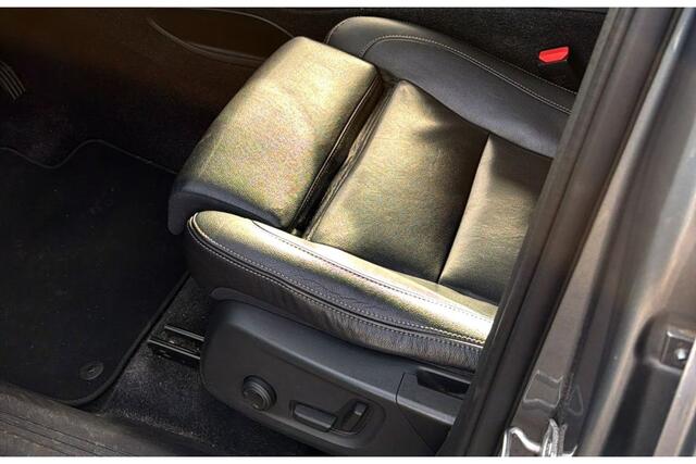 Volvo XC40 2.0 T5 AWD 184kW/250pk Aut8 Intro Edition PANORAMADAK + HARMAN/KARDON + ADAPT.CRUISE + 360 CAMERA + PILOT ASSIST + LEER + EL.STOELEN + STOEL-&STUURVERWARMING + EL.TREKHAAK + BLIS + PD-GLASS + LANE ASSIST + PARKSENSOREN + 19" LM-VELGEN!!