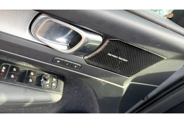 Volvo XC40 2.0 T5 AWD 184kW/250pk Aut8 Intro Edition PANORAMADAK + HARMAN/KARDON + ADAPT.CRUISE + 360 CAMERA + PILOT ASSIST + LEER + EL.STOELEN + STOEL-&STUURVERWARMING + EL.TREKHAAK + BLIS + PD-GLASS + LANE ASSIST + PARKSENSOREN + 19" LM-VELGEN!!