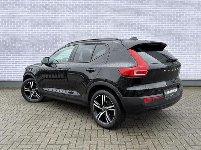 Volvo XC40 1.5 T3 R-Design | Trekhaak | Stoel- en Stuurverwarming | Achteruitrijcamera | Parkeersensoren Voor en Achter | 19 Inch Velgen | Voorruitverwarming | Getint Glas | Keyless | Navigatie | Apple Carplay / Android Auto | Nubuck Bekleding |