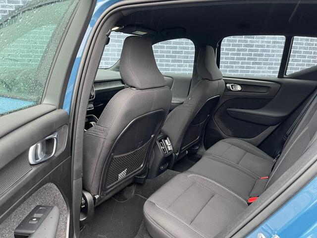 Volvo XC40 Recharge Plus 70 kWh | Warmtepomp | Achteruitrijcamera | Elektrische Achterklep | BLIS | Keyless Entry | Parkeersensoren | Lichtmetalen Velgen 19 inch | Stoelverwarming