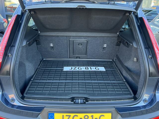 Volvo XC40 2.0 T4 190 pk Inscription Trekhaak Panoramadak Leder 360 Camera ACC Pilot Assist Harman Kardon Audio BLIS DAB Apple Carplay Android Auto Stoelverwarming Scandinavian Line Hoge Zit 8-traps Automaat Super compleet en 1800 kg trekgewicht !