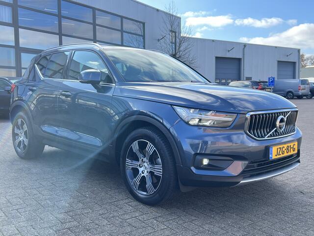 Volvo XC40 2.0 T4 190 pk Inscription Trekhaak Panoramadak Leder 360 Camera ACC Pilot Assist Harman Kardon Audio BLIS DAB Apple Carplay Android Auto Stoelverwarming Scandinavian Line Hoge Zit 8-traps Automaat Super compleet en 1800 kg trekgewicht !