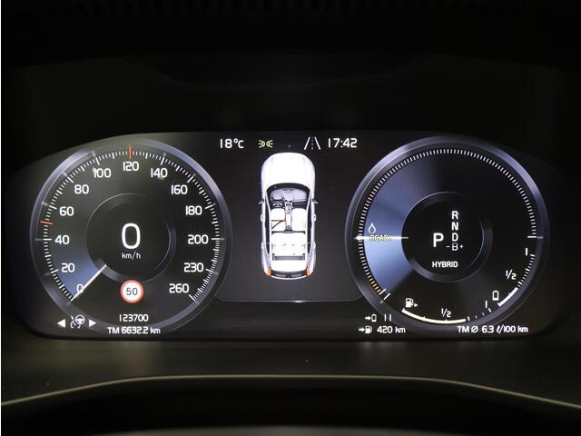 Volvo XC40 1.5 T5 Twin Engine R-Design / Trekhaak / Pano. dak / 360 camera / Stoel-, Stuurwiel- & Achterbankverwarming / Elektr. stoelverstelling / Harman Kardon Audio / BLIS