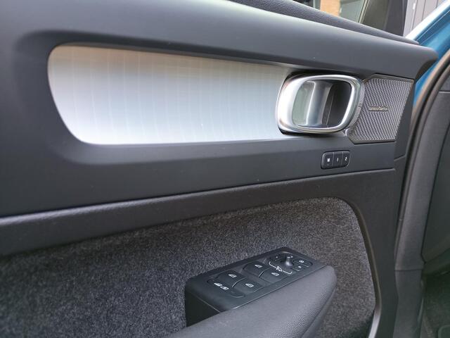 Volvo XC40 B4 Plus Dark | Harman Kardon | Elektrische stoelen met memory | Stoel & Stuurverwarming | Voorruitverwarming |