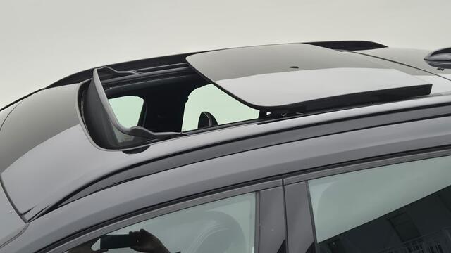 Volvo XC40 1.5 T4 Recharge R-Design Panorama Dak - 20" Wielen - Two Tone - Camera achter - Smartphone lader - Privacy Glass - Climate - MY 2022.